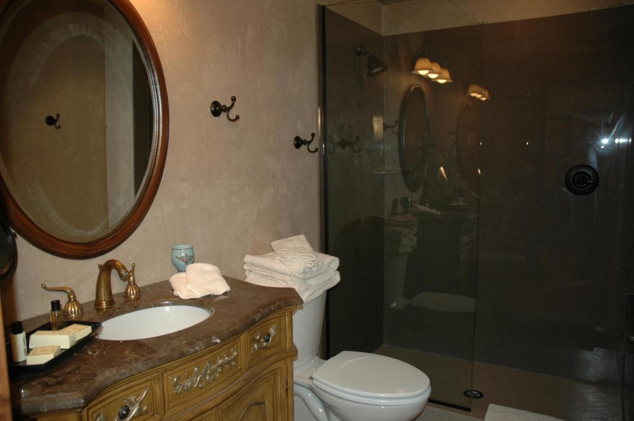 Hotel Chateau Chamonix จอร์จทาวน์ ภายนอก รูปภาพ