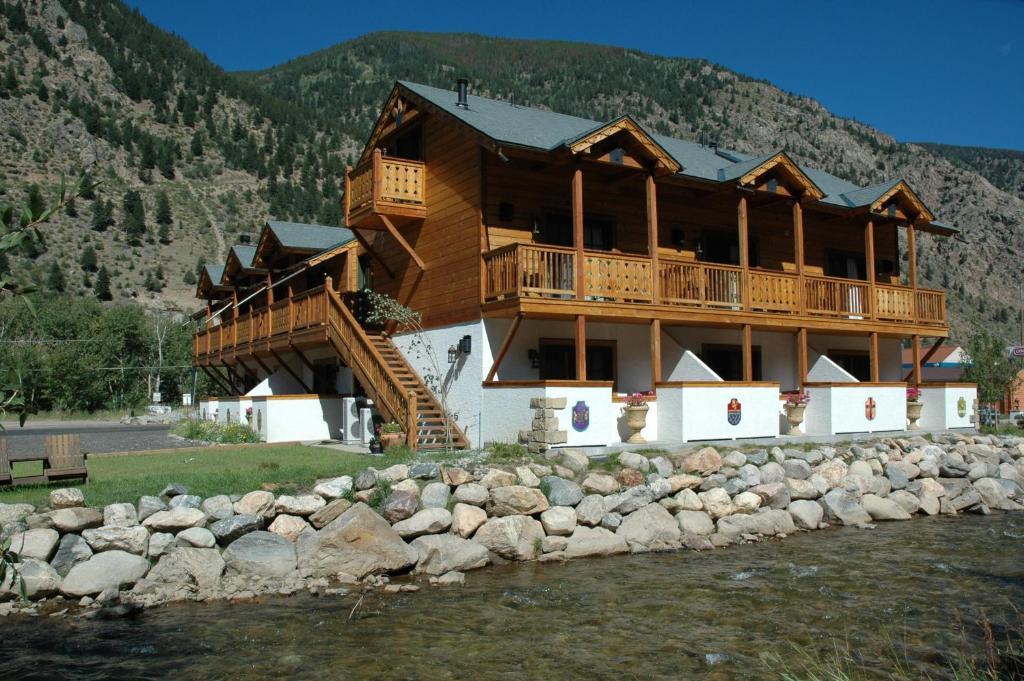 Hotel Chateau Chamonix จอร์จทาวน์ ภายนอก รูปภาพ