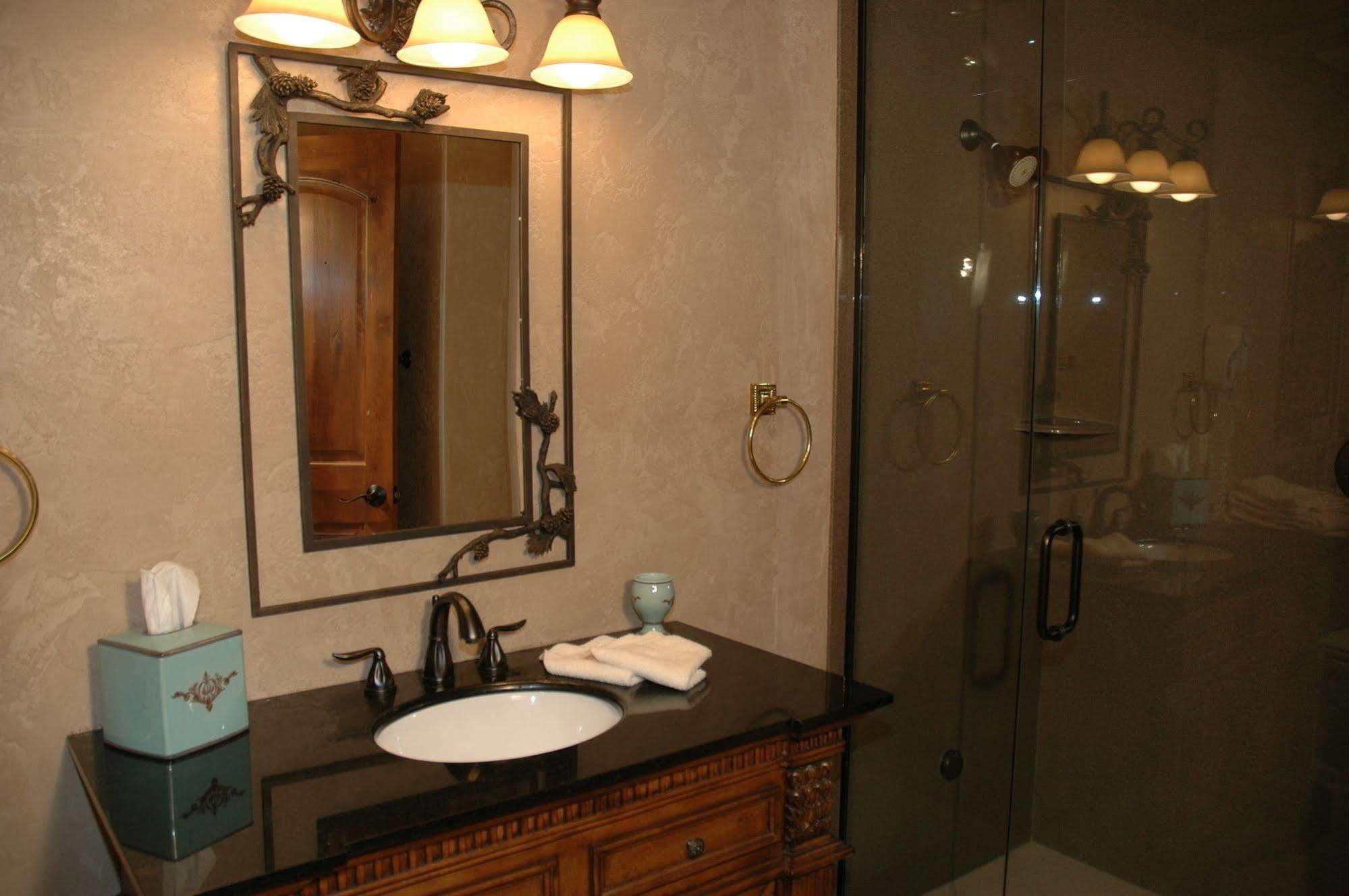 Hotel Chateau Chamonix จอร์จทาวน์ ภายนอก รูปภาพ